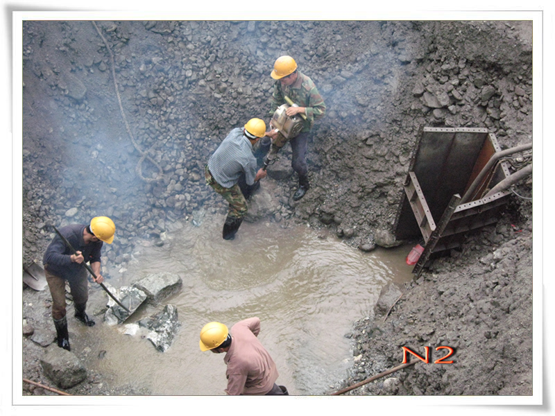 银杏至阿坝铝厂220KV线基础及组塔工程竣事