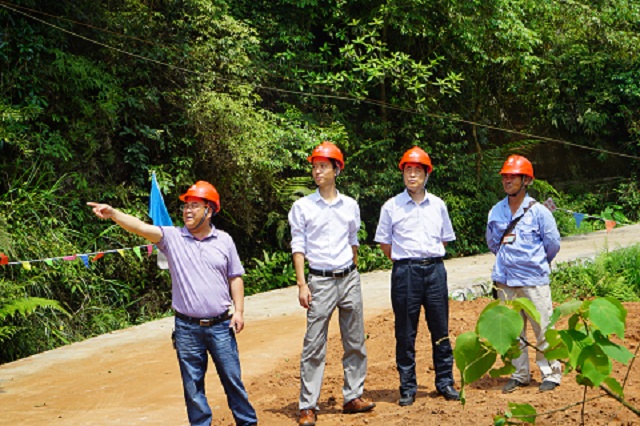陈绍祥董事长陪同孟义总司理检查天坡一线迁改工程