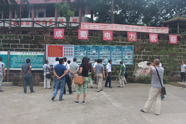 自贡供电公司向导和专家到石化园线路施工项目部交流学习