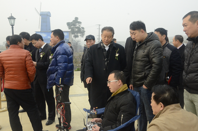 “奇发28飞手”尽显风范首期无人机应用手艺高级培训班学员圆满结业