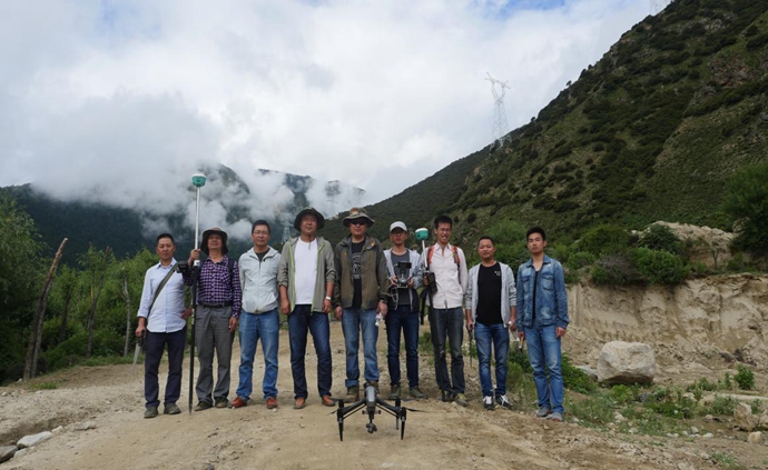 科技攻克险阻，，，，，，，，无人机飞越藏中“电力天路”