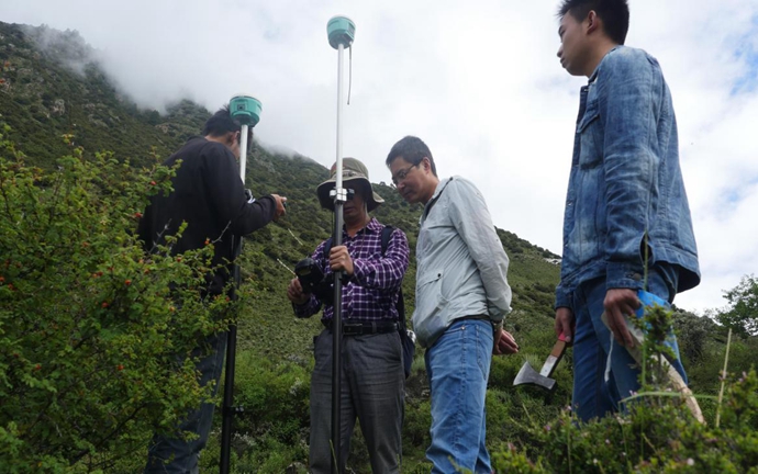 科技攻克险阻，，，，，，，，无人机飞越藏中“电力天路”