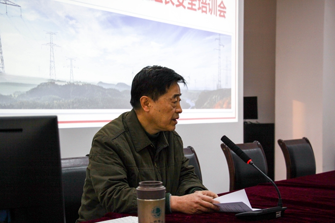 清静无小事，，，，，，，责任重于山奇发28电力集团举行“项目治理职员及班组长清静专题培训聚会”