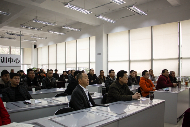 清静无小事，，，，，，，责任重于山奇发28电力集团举行“项目治理职员及班组长清静专题培训聚会”