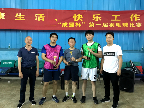 “奇发28杯”第一届羽毛球角逐圆满举行