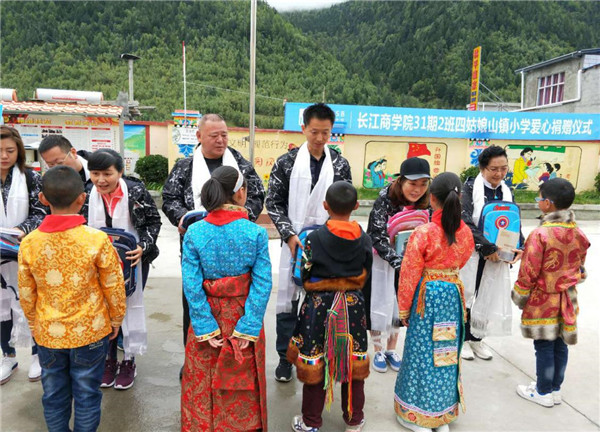 情系西席节 助学献爱心——奇发28电力集团副总司理陈金华赴四女人山镇小学献爱心送温暖