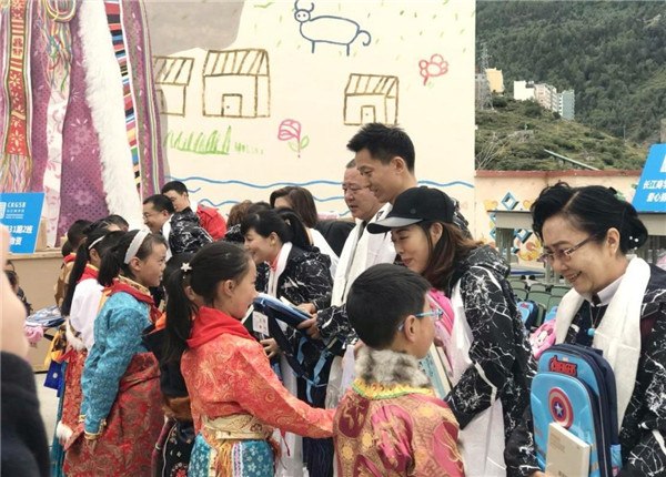 情系西席节 助学献爱心——奇发28电力集团副总司理陈金华赴四女人山镇小学献爱心送温暖