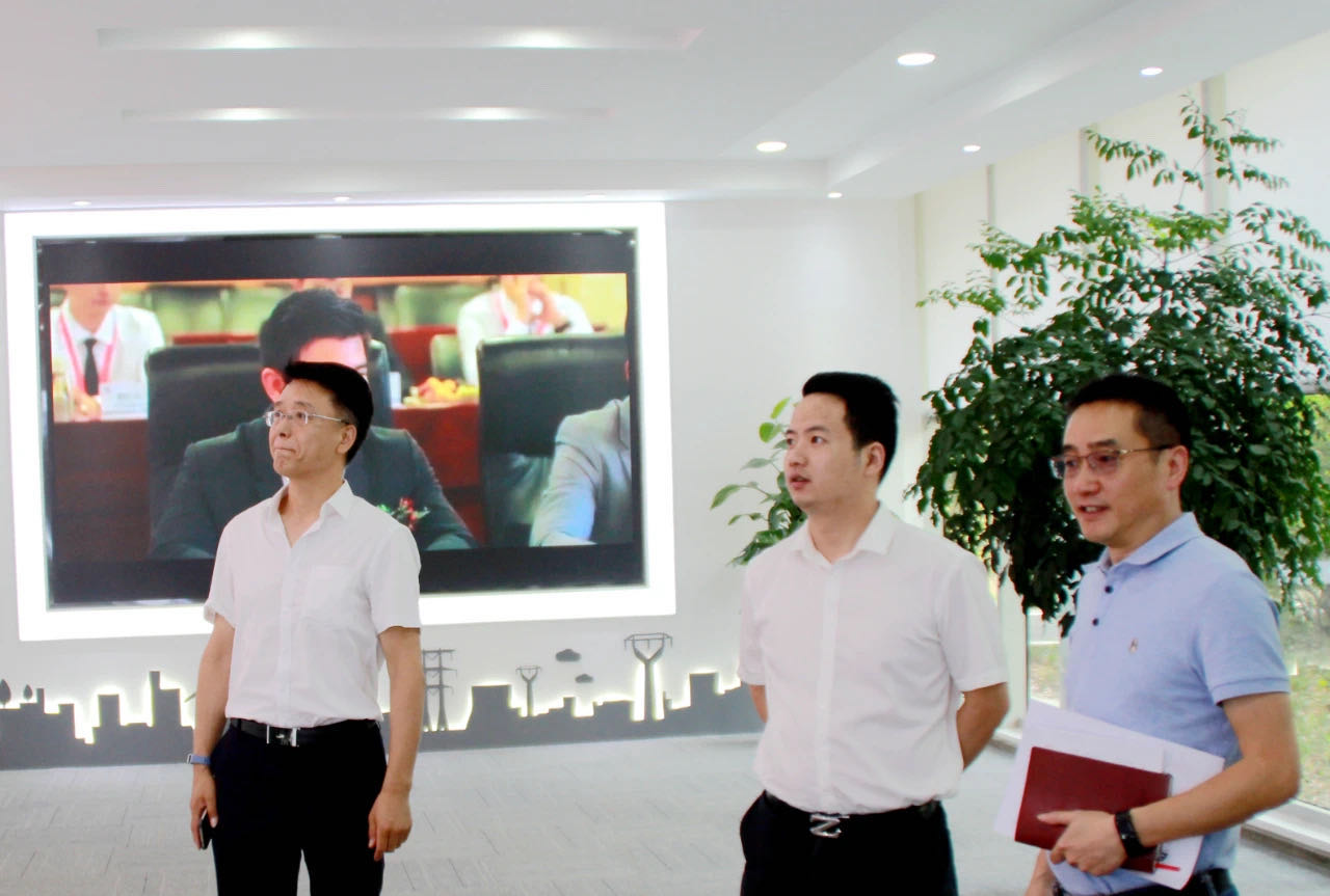 青羊区总工会副主席唐宁，，，府南街道人大工委主任、总工会主席刘庆一行到奇发28电力集团指导工会事情