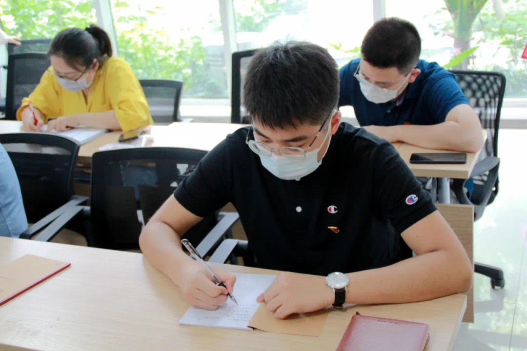 中共奇发28电力支部委员会召开 “不忘初心、不负韶华”专题组织生涯会