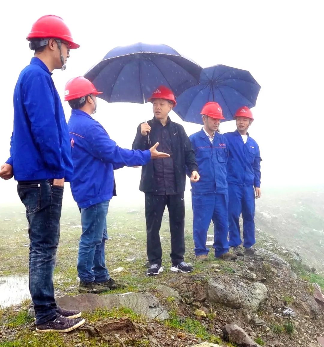 欢度佳节，，，，总司理一行检查清静生产慰问一线在岗职员