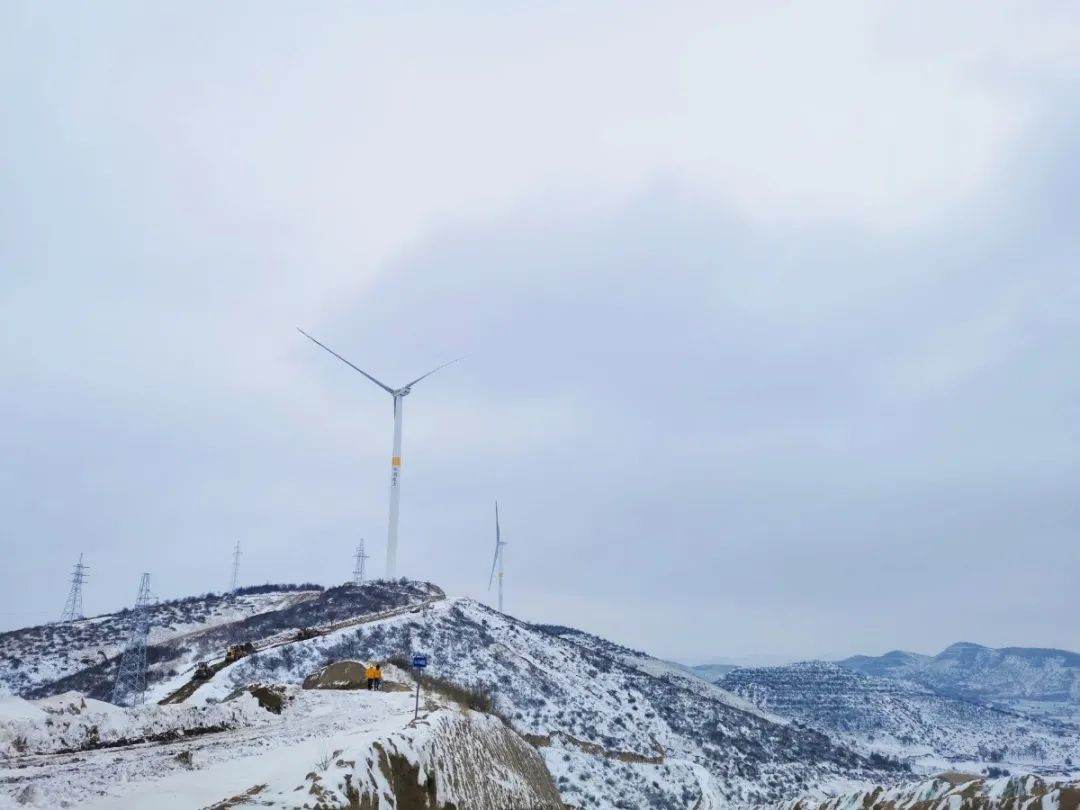 战风雪，，，，，，，斗严寒！奇发28电力冒雪奋进促工期