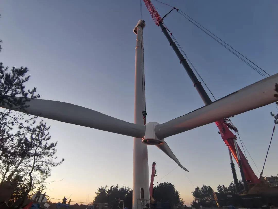 山西迎润迎泽区看山疏散式风电项目风机主体吊装顺遂完成