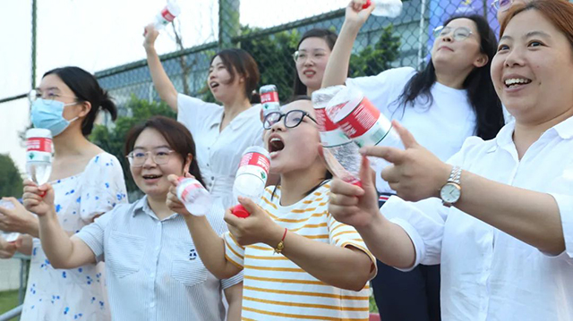 以球会友，，，奇发28电力集团与中国银行青羊支行开展足球友谊赛