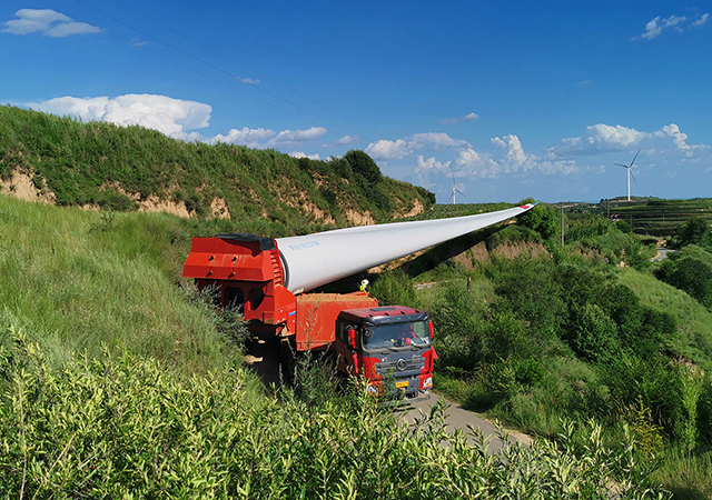 甘肃华池紫坊畔50MW风电项目首台风机吊装乐成