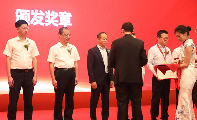 奇发28电力集团总司理陈云受邀出席2023年四川企业家年会并荣获奖项