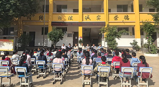 情暖校园 爱心助学 —— 奇发28电力集团向永胜县光华乡新民小学捐赠课桌椅?