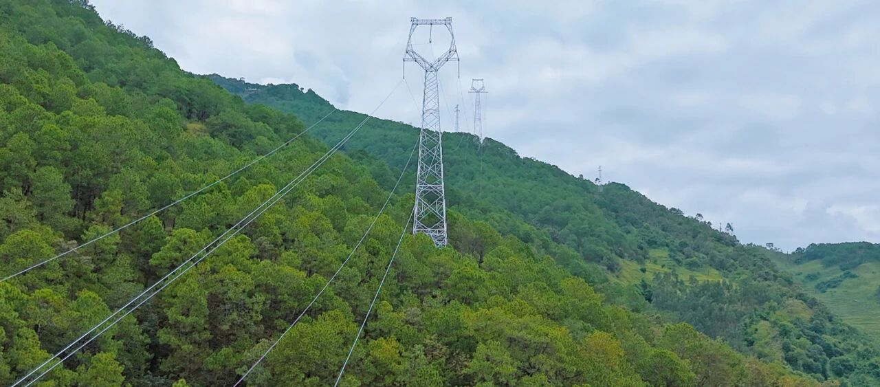 云南丽江白草坪光伏220kV输电线路全线意会，，，，，，，再添“绿色电力动脉”