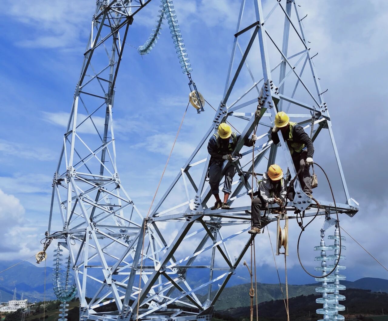 云南丽江白草坪光伏220kV输电线路全线意会，，，，，，，再添“绿色电力动脉”