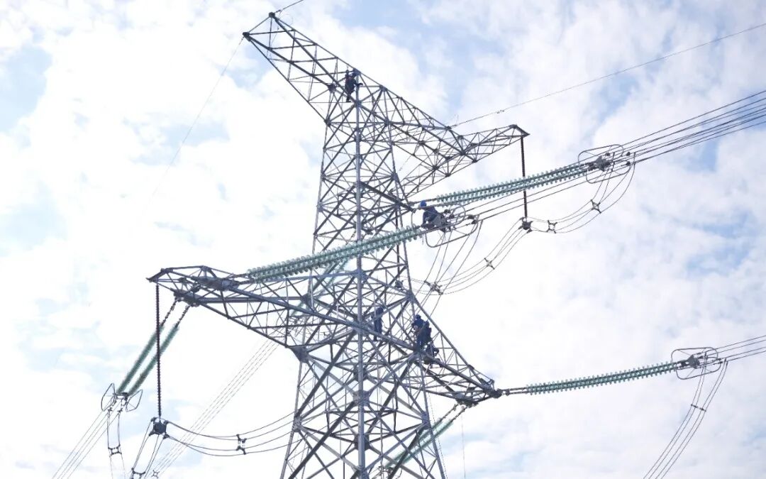 内江过境高速500kV洪遂线迁改工程圆满完工 为电网与交通系上“双包管”