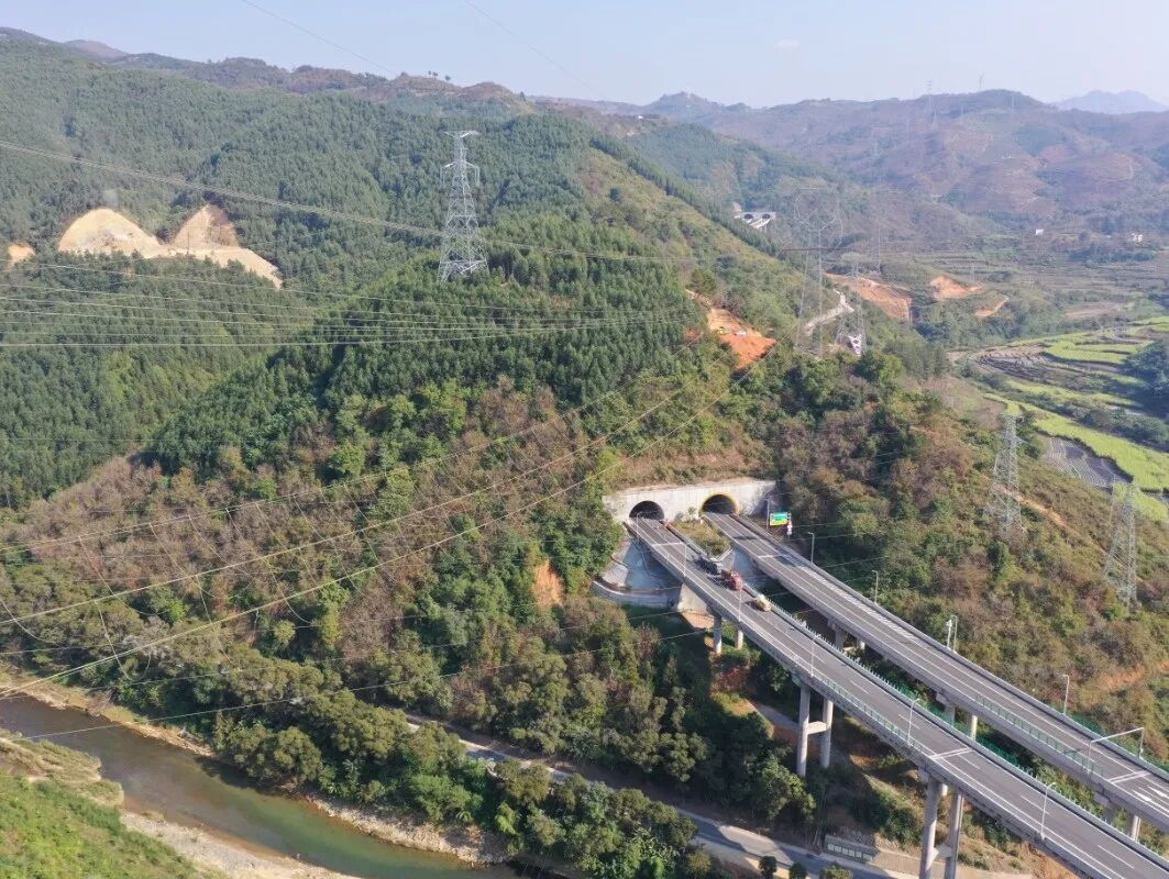 广西隆林500kV超高压电力迁改工程圆满收官